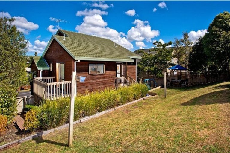 Photo of property in 4 Oystergrove Road, West Harbour, Auckland, 0618