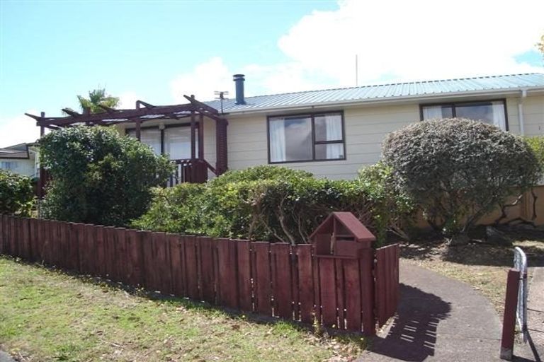 Photo of property in 1 Edgware Road, West Harbour, Auckland, 0618