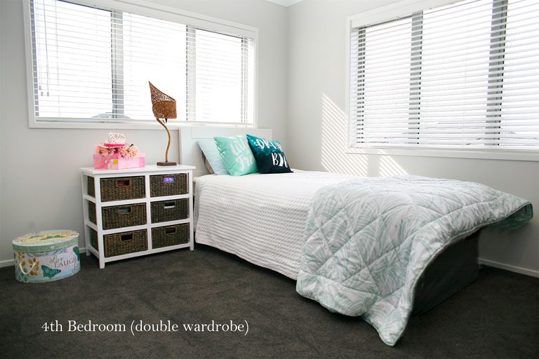 Photo of property in 12 Portofino Point, Karaka, Papakura, 2113