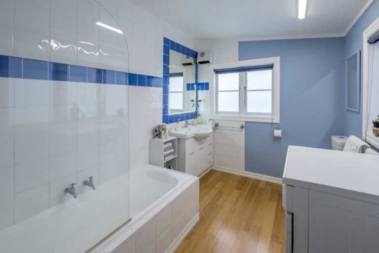 Photo of property in 35 Mckenzie Street, Levin, 5510