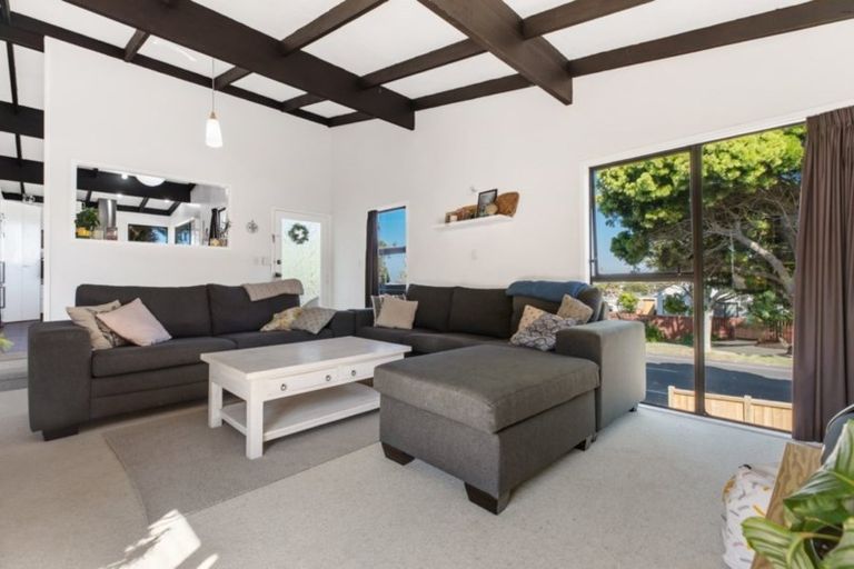 Photo of property in 54 Everglade Drive, Goodwood Heights, Auckland, 2105