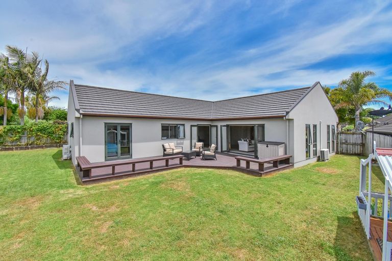 Photo of property in 18 Crannog Fen, Wattle Downs, Auckland, 2103