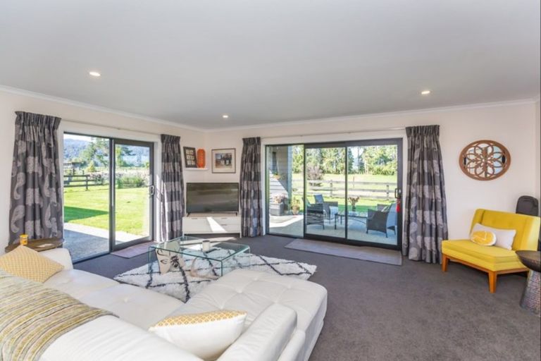 Photo of property in 398a Tararua Road, Levin, 5571