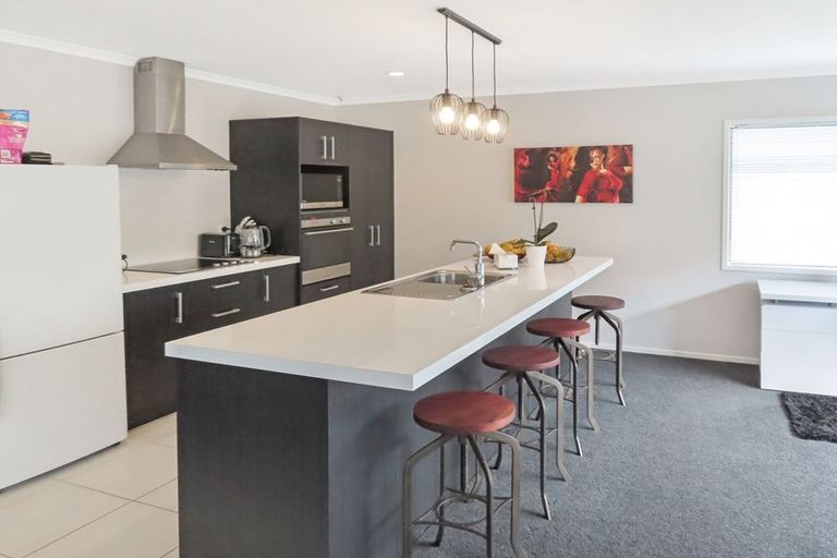 Photo of property in 76 Sunstone Crescent, Timberlea, Upper Hutt, 5018