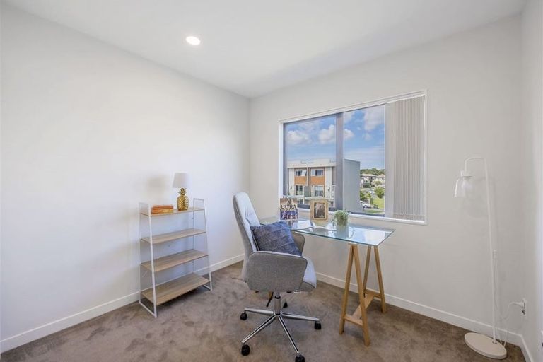 Photo of property in 16 Meritage Lane, Te Atatu South, Auckland, 0610