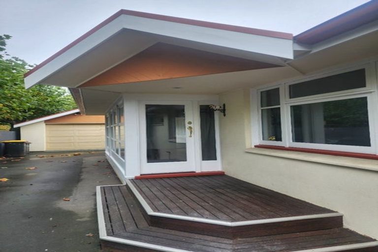 Photo of property in 32 Strowan Road, Strowan, Christchurch, 8052