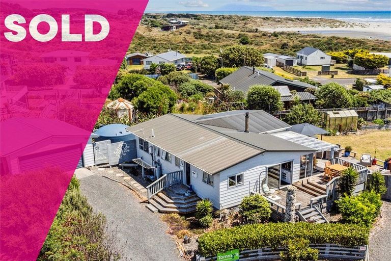 Photo of property in 8 Norna Grove, Waikawa Beach, Levin, 5573