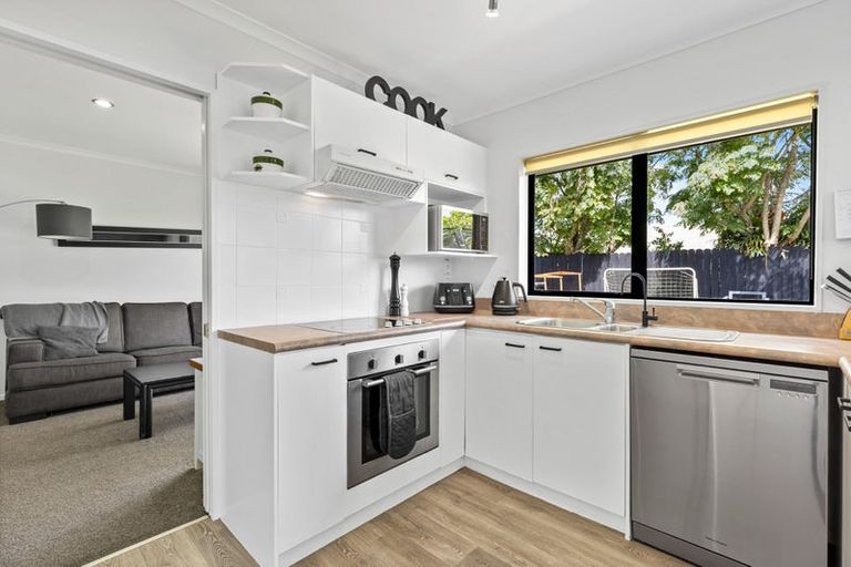 Photo of property in 6 Lothian Brae, Wattle Downs, Auckland, 2103