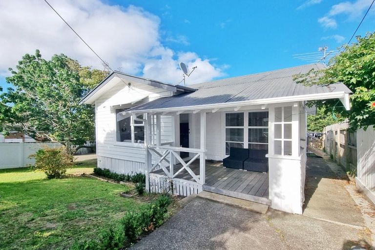 Photo of property in 1/2 East Coast Road, Milford, Auckland, 0620