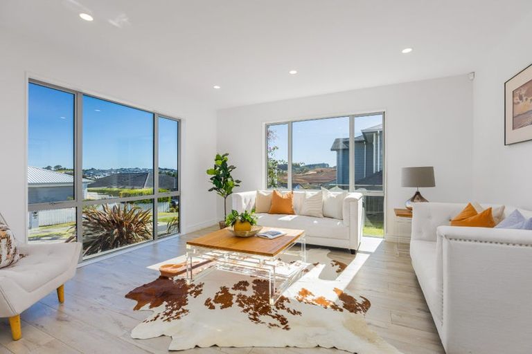 Photo of property in 10 Ian Gordon Lane, Orewa, 0931