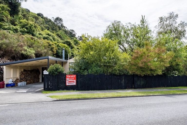 Photo of property in 27 Buller Street, Picton, 7220