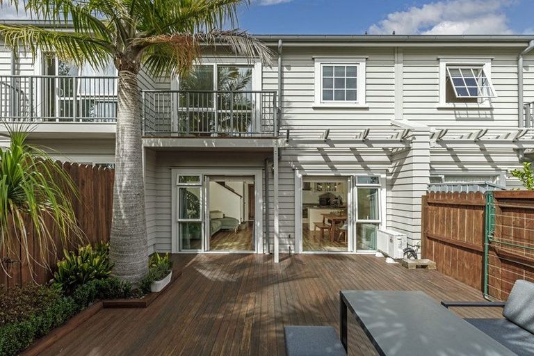 Photo of property in 3/78 Fernhill Way, Oteha, Auckland, 0632