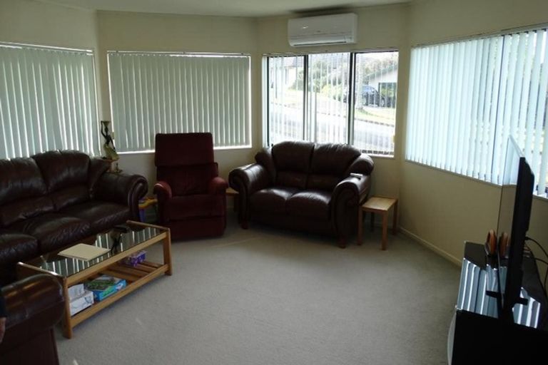 Photo of property in 1 San Fernando Way, Henderson, Auckland, 0612