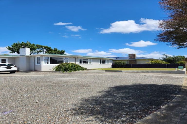 Photo of property in 4 Woburn Place, Takaro, Palmerston North, 4412
