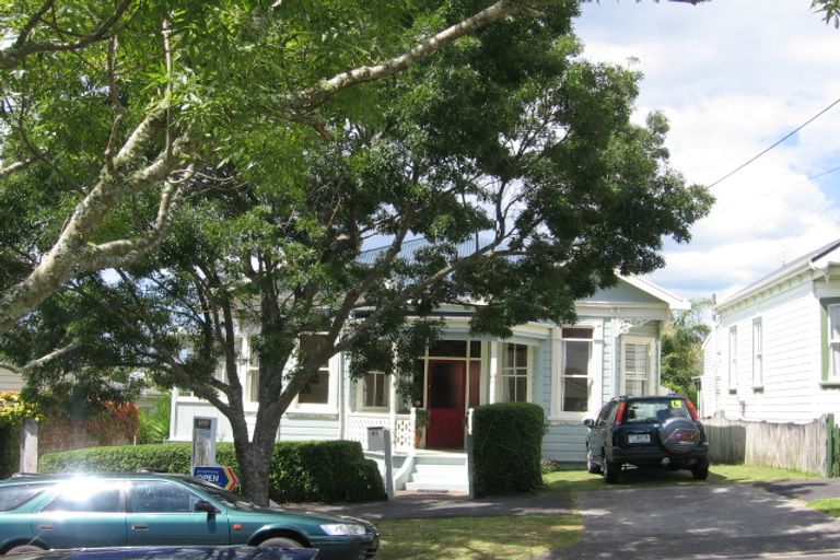 Photo of property in 40 Kiwi Road, Stanley Point, Auckland, 0624