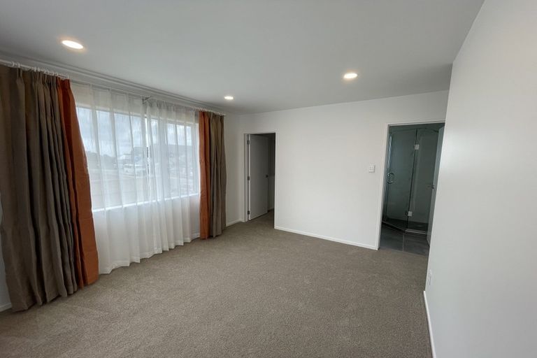 Photo of property in 17 Paparahi Place, Wainui, 0992