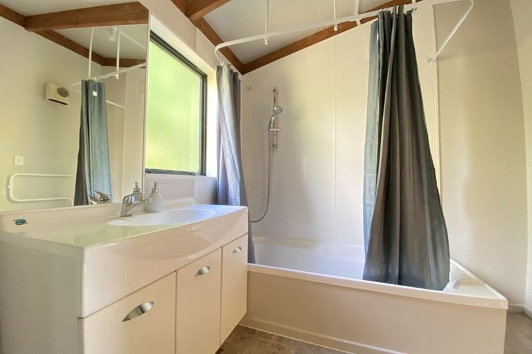 Photo of property in 127 Wynyard Crescent, Fernhill, Queenstown, 9300