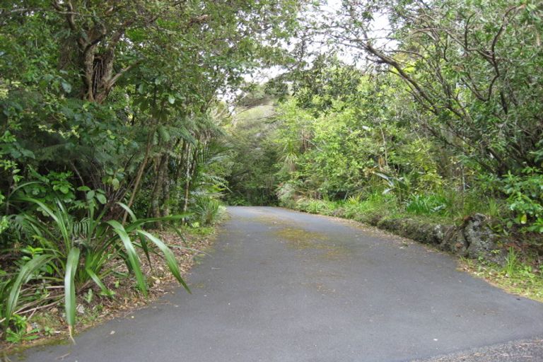 Photo of property in 11 Quinns Road, Waiatarua, Auckland, 0612