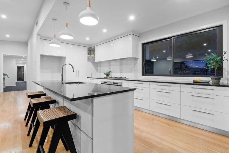 Photo of property in 7b Montrose Place, Highlands Park, New Plymouth, 4312