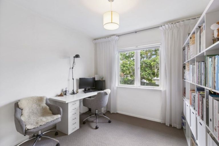 Photo of property in 8 Shanaway Rise, Hillcrest, Auckland, 0627