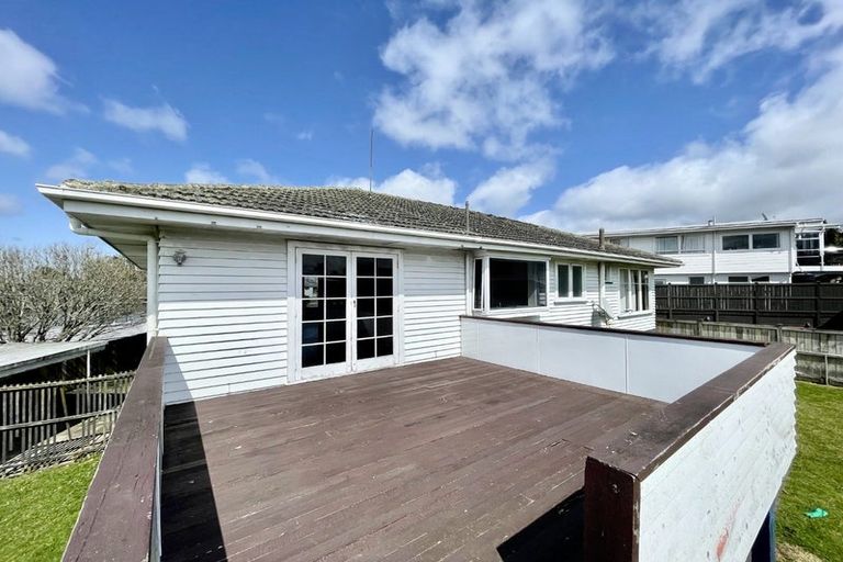 Photo of property in 3 Taha Road, Te Atatu South, Auckland, 0610