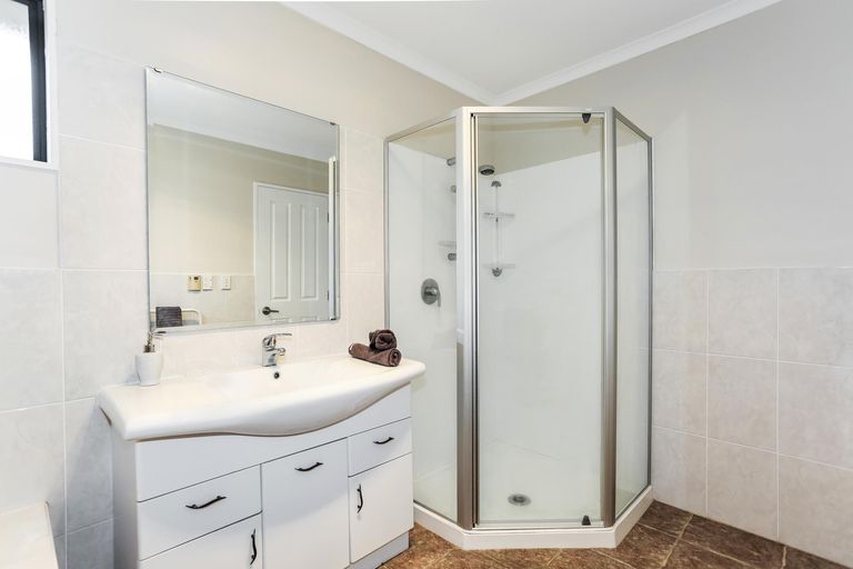 Photo of property in 11 Ina Ville Drive, Pukekohe, 2120