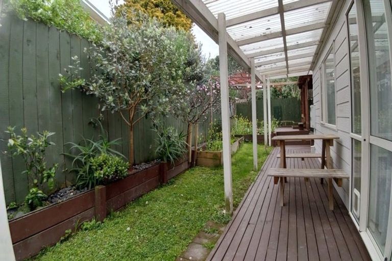 Photo of property in 10 Granville Drive, Massey, Auckland, 0614