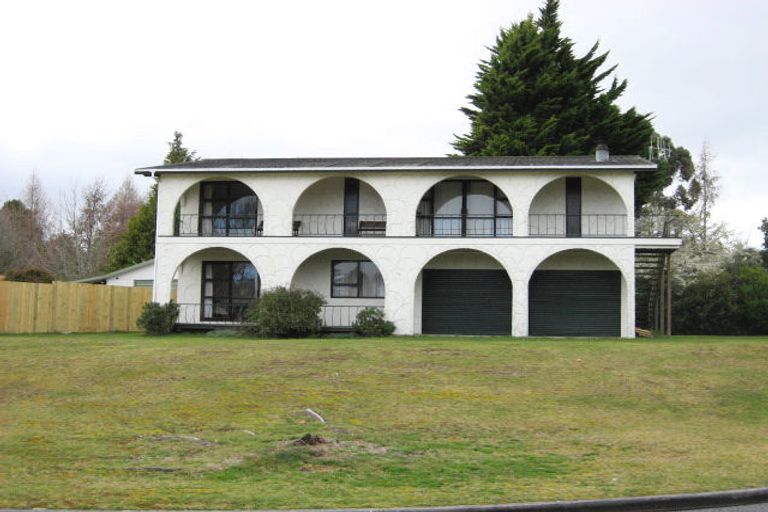 Photo of property in 16 Gibbs Place, Kinloch, Taupo, 3377
