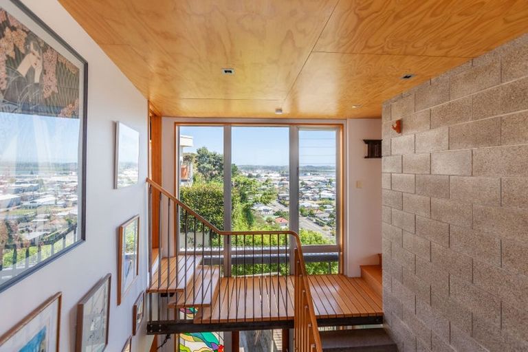 Photo of property in 5 Chilton Road, Hospital Hill, Napier, 4110