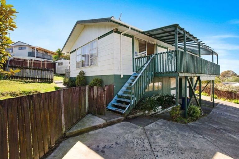 Photo of property in 17 Magdalen Place, West Harbour, Auckland, 0618