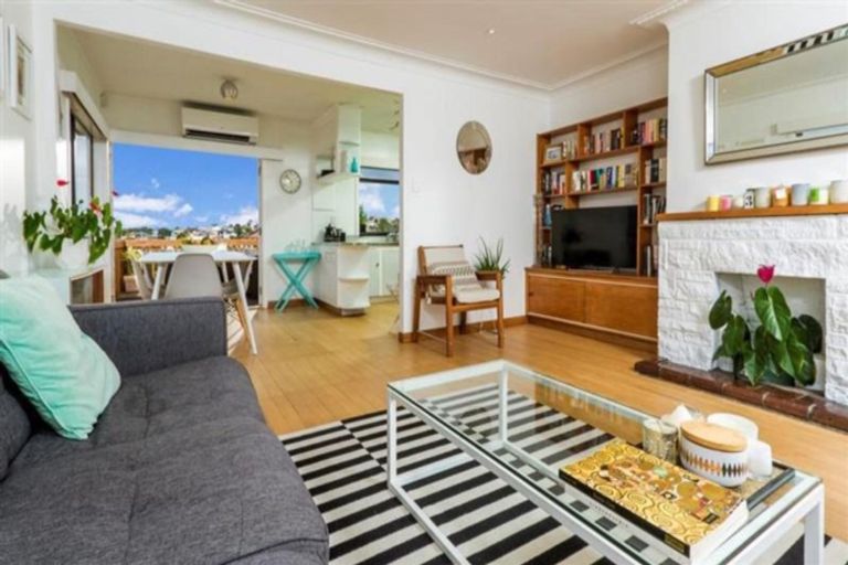 Photo of property in 33 Tui Glen Road, Birkenhead, Auckland, 0626