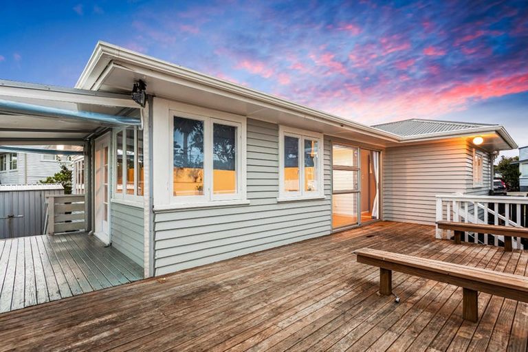 Photo of property in 6 Crompton Road, Massey, Auckland, 0614