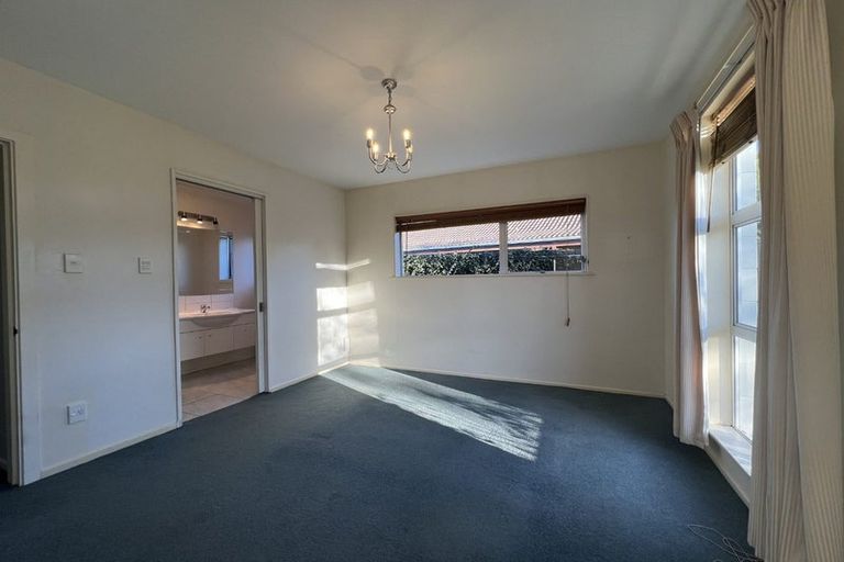 Photo of property in 11 Camberwell Place, Avonhead, Christchurch, 8042