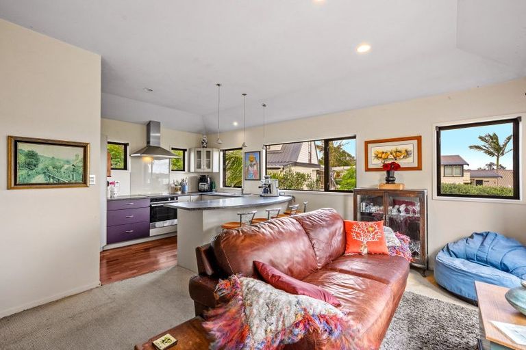 Photo of property in 4 Twin Wharf Road, Herald Island, Auckland, 0618