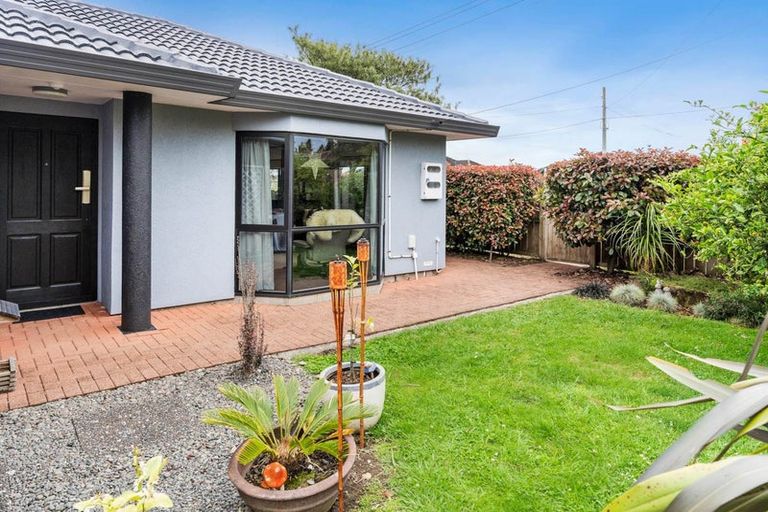 Photo of property in 21 Waterview Road West, Stanley Point, Auckland, 0624