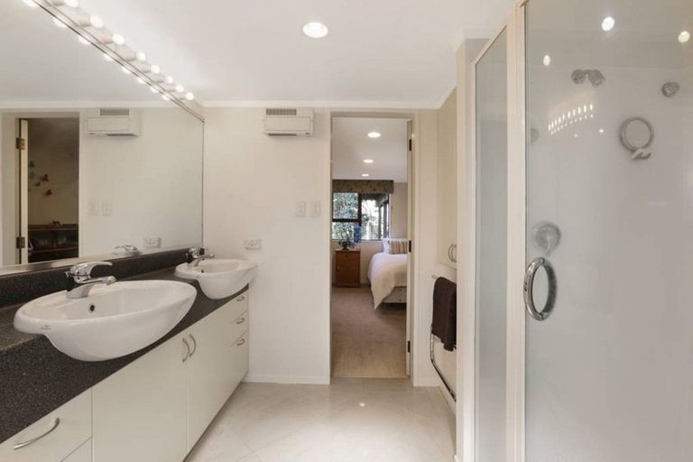 Photo of property in 33 Oak Avenue, Paremata, Porirua, 5024