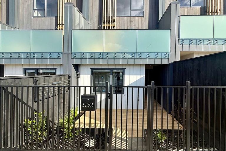 Photo of property in 3/506 Glenfield Road, Bayview, Auckland, 0629