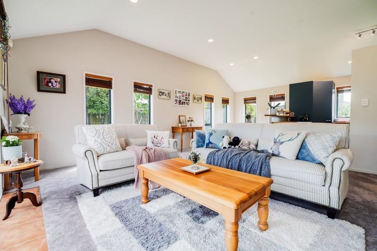 Photo of property in 76 Lothian Brae, Wattle Downs, Auckland, 2103