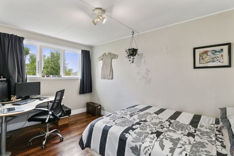 Photo of property in 10 Montgomery Avenue, Karori, Wellington, 6012