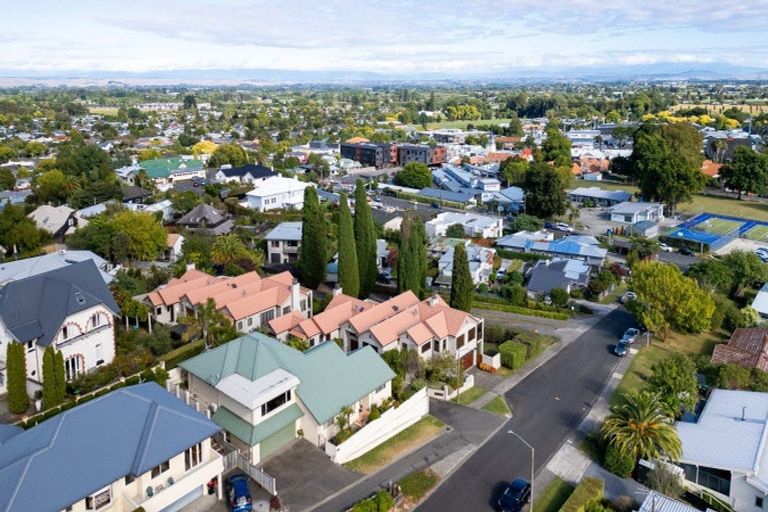 Photo of property in 16 Busby Hill, Havelock North, 4130
