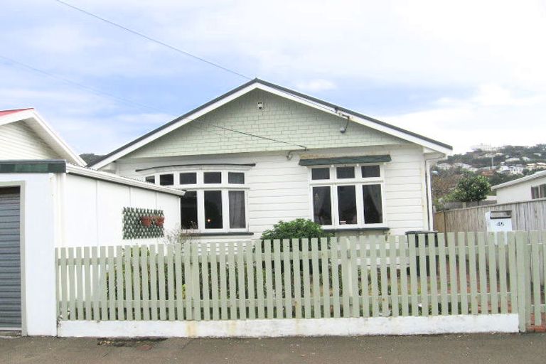 Photo of property in 45 Puru Crescent, Lyall Bay, Wellington, 6022