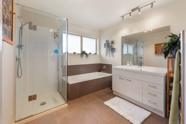 Photo of property in 13 Crescent Hills Court, Northpark, Auckland, 2013