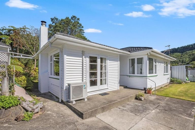 Photo of property in 41 Hampton Hill Road, Tawa, Wellington, 5028