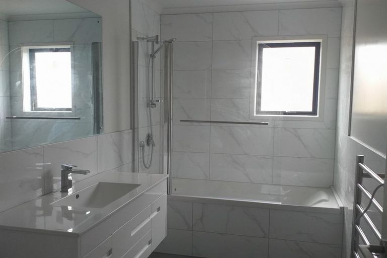 Photo of property in 2 Emerald Avenue, Rosehill, Papakura, 2113