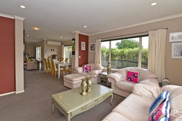 Photo of property in 33 Rush Creek Drive, Westgate, Auckland, 0614