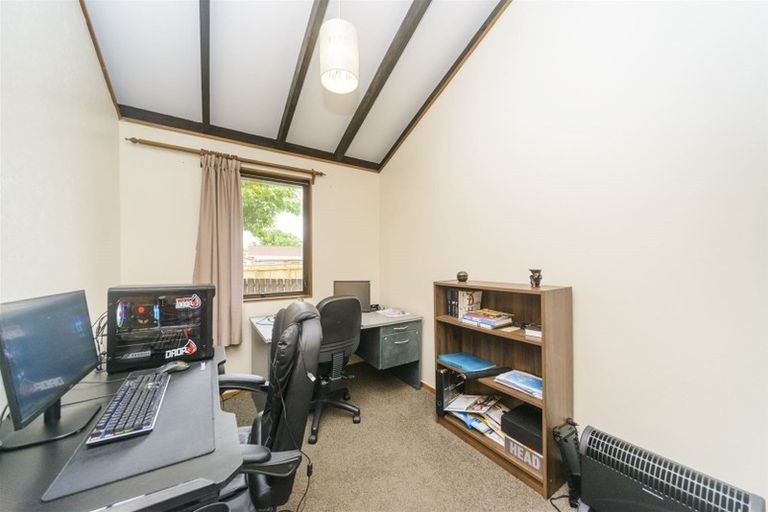 Photo of property in 6 Adams Place, Kelvin Grove, Palmerston North, 4414