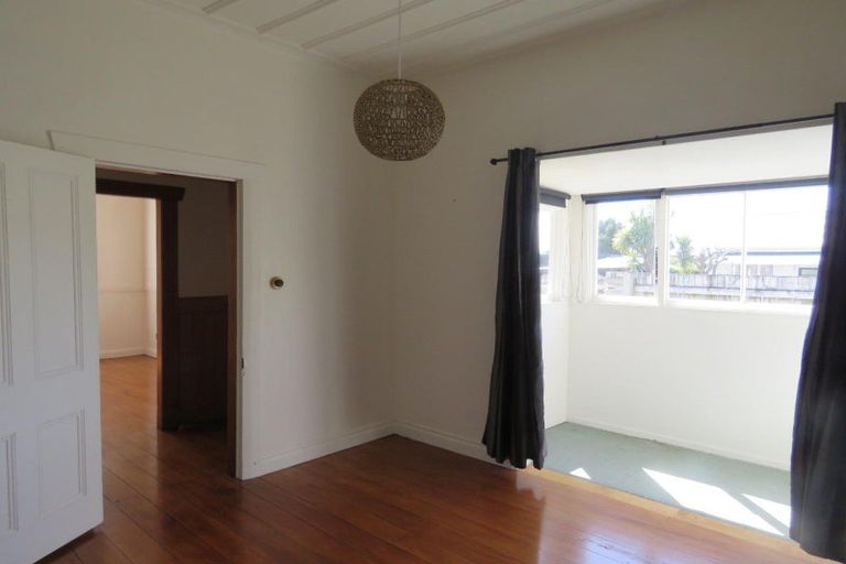 Photo of property in 60 Morley Street, New Plymouth, 4310