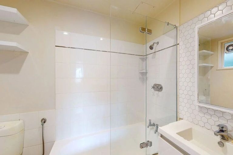 Photo of property in Victoria Court, 7/4 Queen Street, Mount Victoria, Wellington, 6011