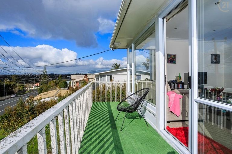 Photo of property in 27 Chivalry Road, Glenfield, Auckland, 0629