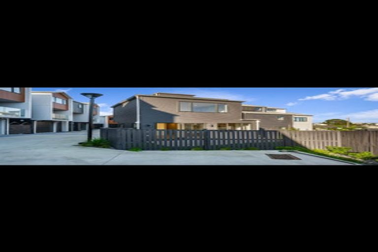 Photo of property in 2/6 Woodhouse Place, West Harbour, Auckland, 0618